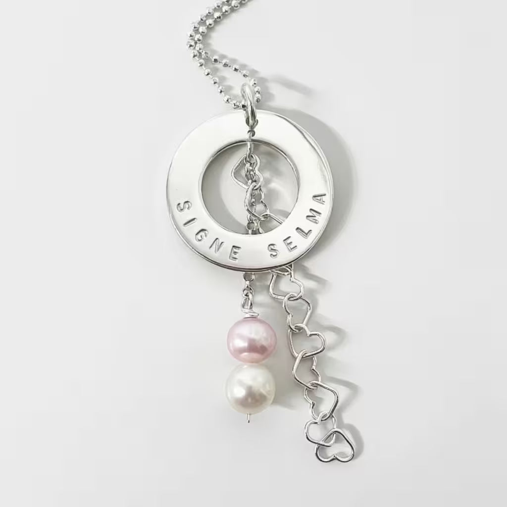 drömfångare namnhalsband med personlig gravyr och söta hängen. handgjort i äkta silver, personligt.