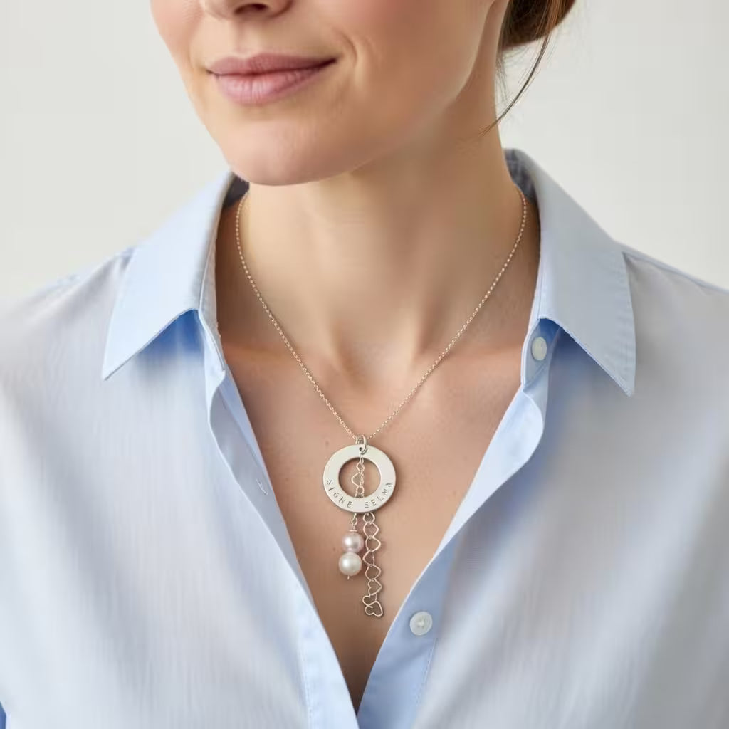 drömfångare namnhalsband med personlig gravyr och söta hängen. handgjort i äkta silver, personligt.