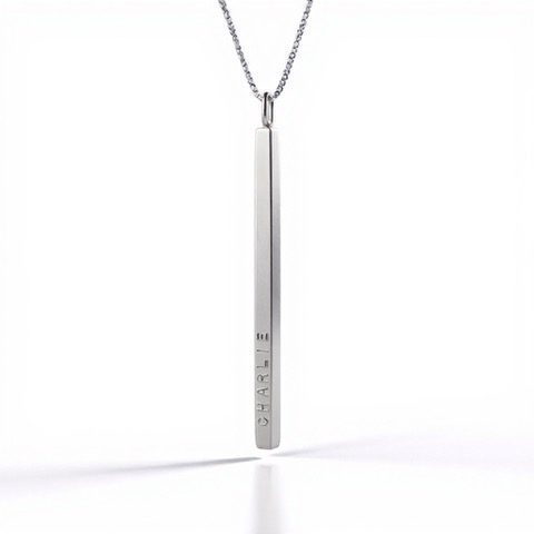 Halsband i äkta silver med en lång elegant stav med plats för gravyr på 4 sidor. Namnstaven är handgjord och unik