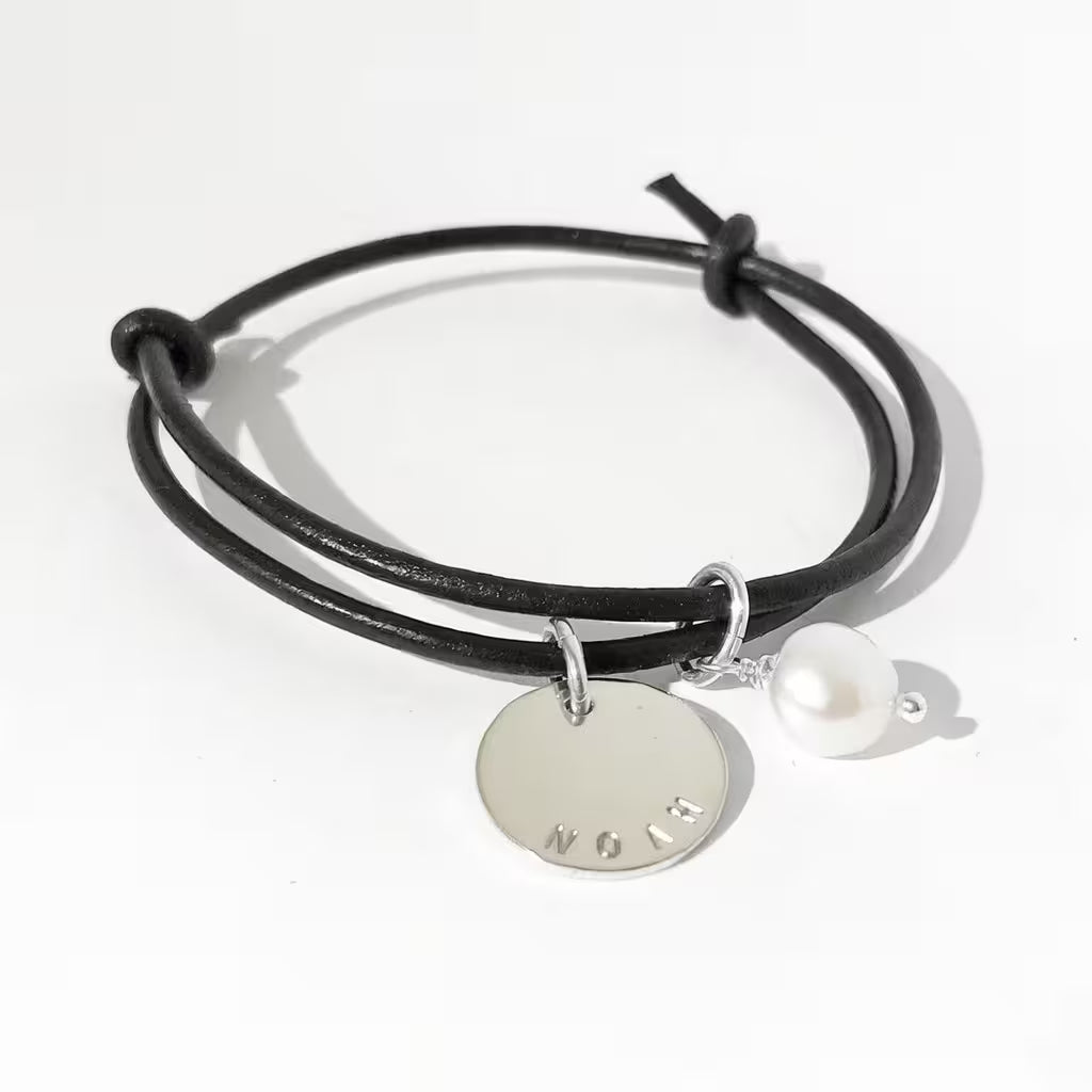 justerbart läderarmband med rund namnbricka och söt pärla