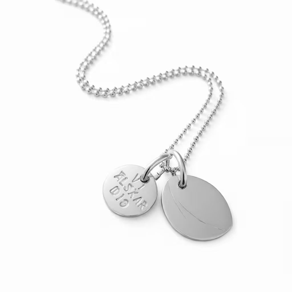 halsband i äkta silver med en kaffeböna i äkta silver med gravyr och egen text