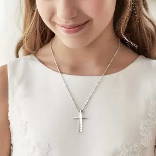 Tredimensionellt 3D-kors i äkta silver med gravyr av namn eller ord. Perfekt konfirmationspresent 