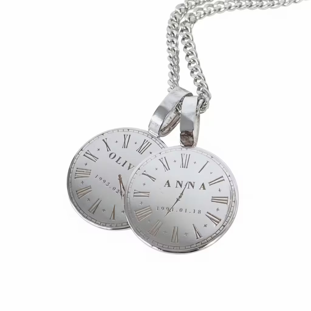 halsbandsberlocker i äkta silver med namn och klockslag när barnet föddes
