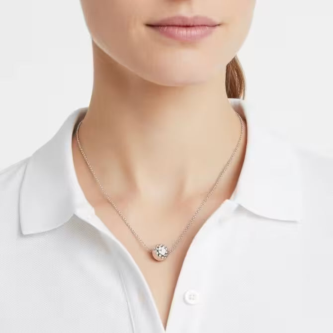 Kvinna med ett silverhalsband i äkta silver med golfboll - perfekt för golfälskaren.