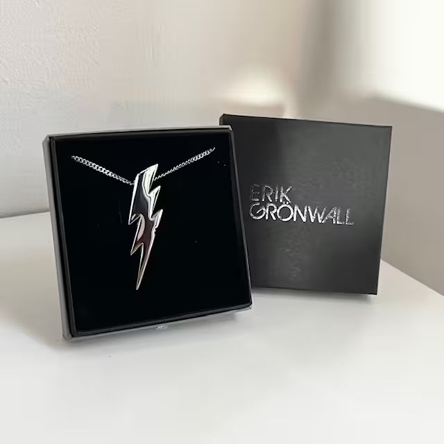 Erik Grönwall i samarbete med Amanda Egilson, smycke i form av en blixt.