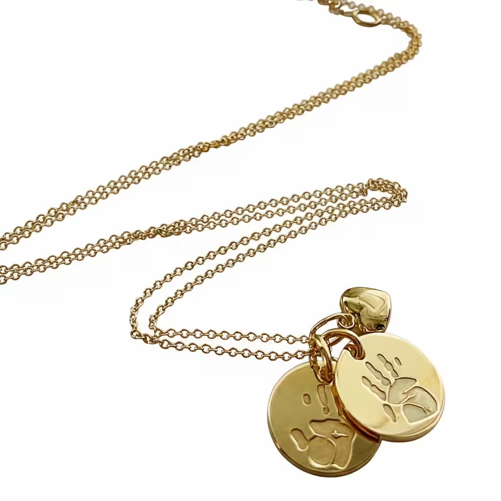 halsband med handavtryck på ett halsbandshänge i äkta guld 18k. Eget avtryck som minne