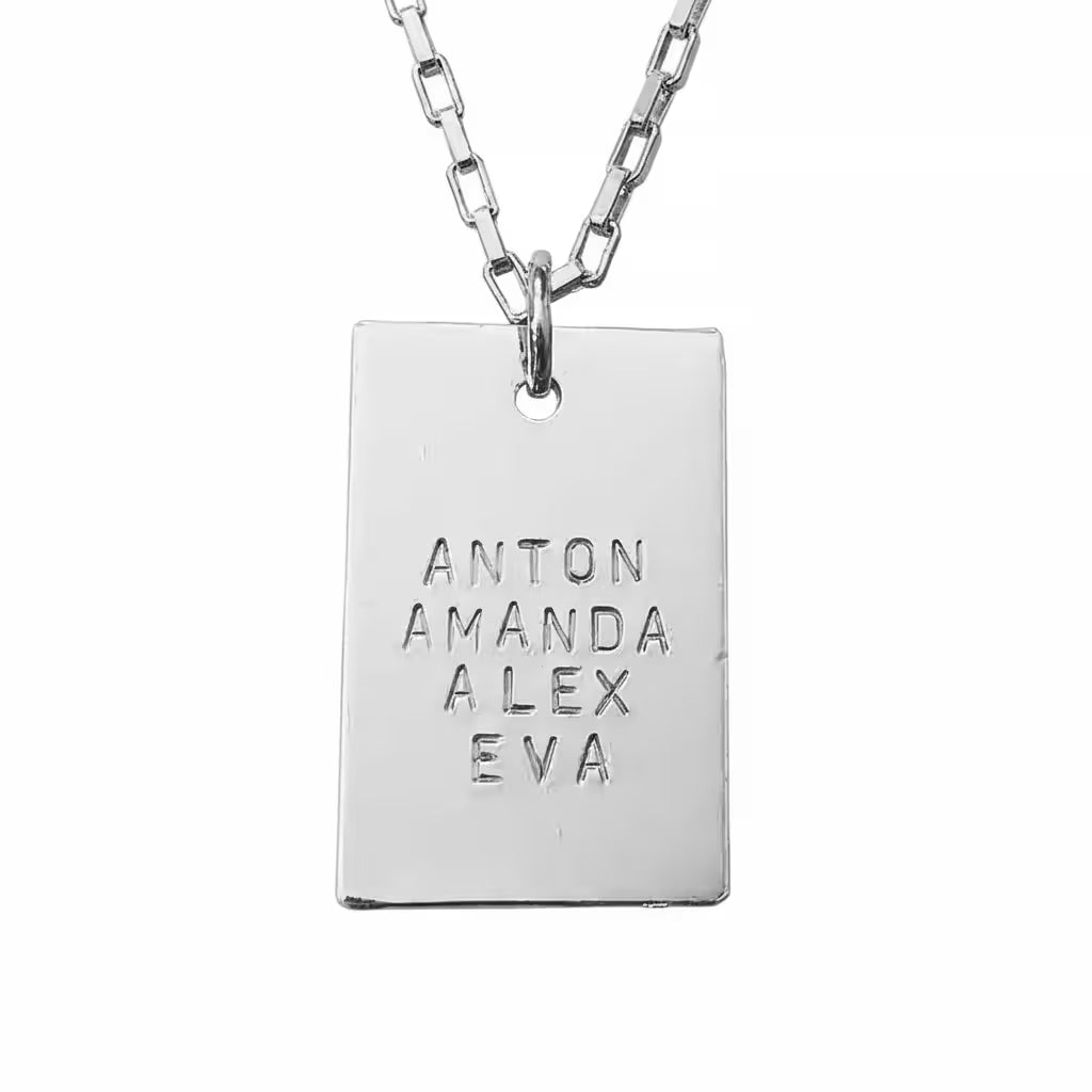 halsband i äkta silver med stor namnbricka med plats för många namn, ord eller ett budskap. Stilrent och handgjort