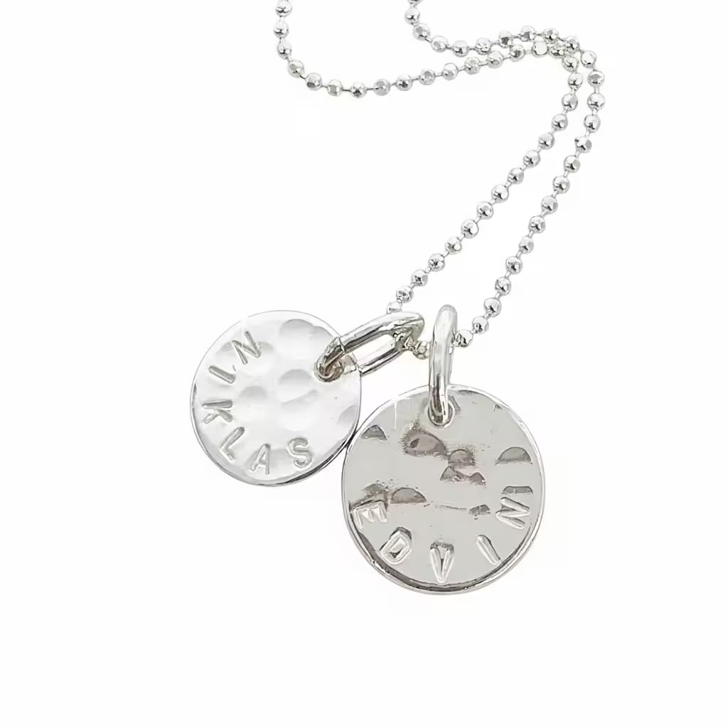 halsband runda namnbrickor berlocker i äkta silver med personlig gravyr eller eget namn och text