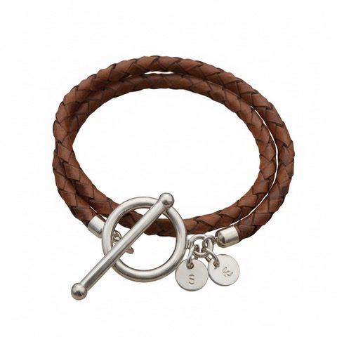 Harmony brunt flätat läderarmband med runda små namnbrickor och ett snyggt betsellås