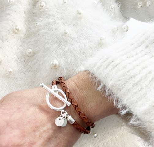 Harmony brunt flätat läderarmband med runda små namnbrickor och ett snyggt betsellås