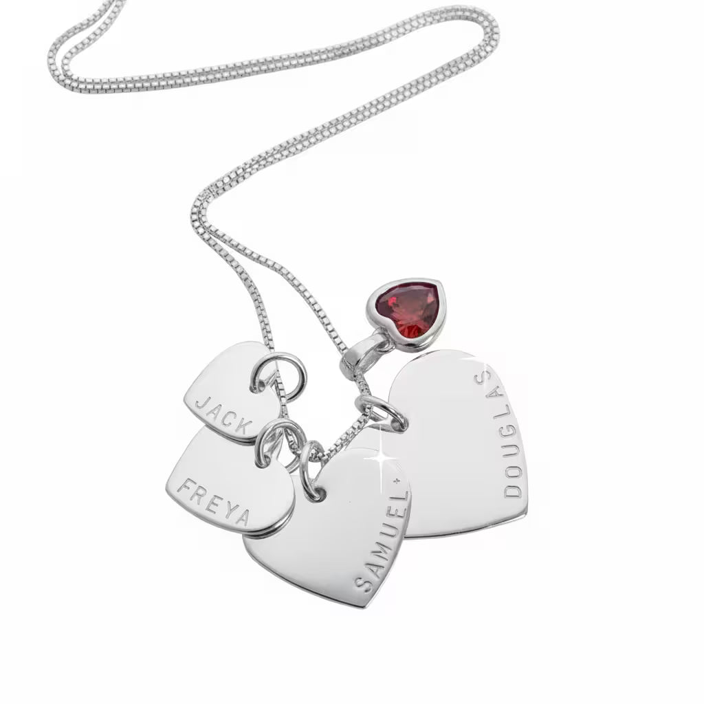 halsband med hjärtformade namnbrickor med gravyr av eget namn, äkta silver och handgjort. En röd månadssten att hänga på kedjan