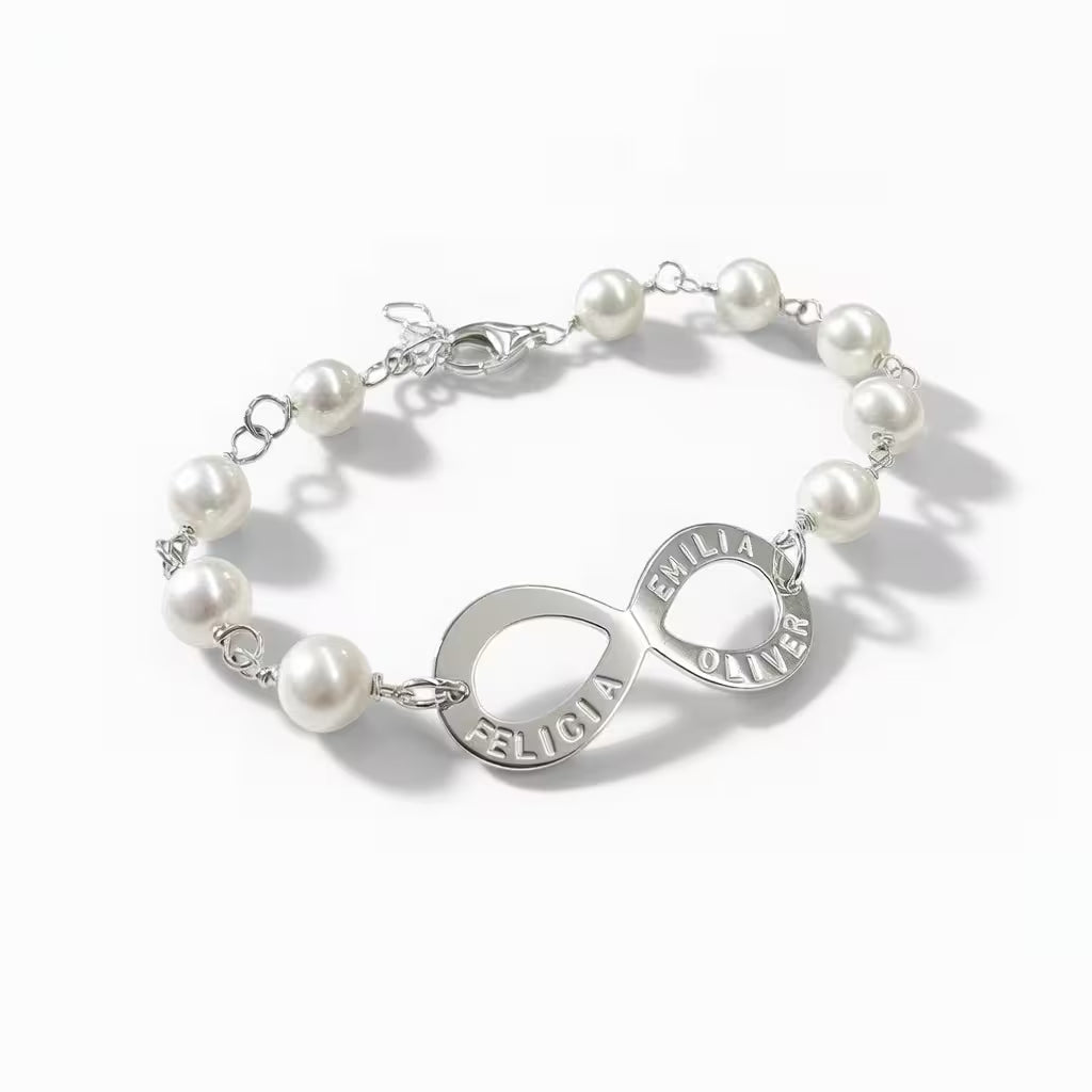 Handgjort armband med pärlor och ett infinitysymbol med gravyr och namn. Äkta silver och handgjort i Stockholm av silversmed Amanda Egilson, Namnsmycken.com
