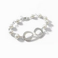 Handgjort armband med pärlor och ett infinitysymbol med gravyr och namn. Äkta silver och handgjort i Stockholm av silversmed Amanda Egilson, Namnsmycken.com