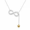 vackert halsband i äkta silver i form av infinitysymbolen, den liggande åttan. Här med namngravyr och hjärta i 18k guld