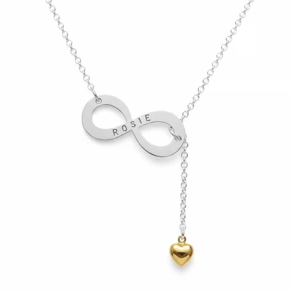 vackert halsband i äkta silver i form av infinitysymbolen, den liggande åttan. Här med namngravyr och hjärta i 18k guld