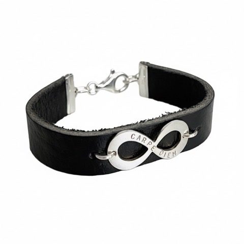 Infinityarmband med bred läderrem och infinitytecken i äkta silver med gravyr namn