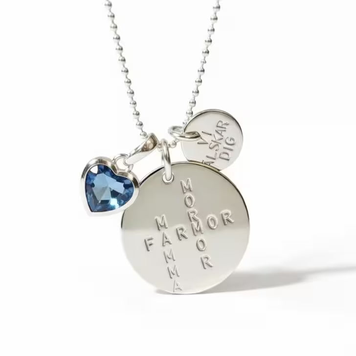 halsband med orden mamma mormor farmor som ett korsord på berlocken. Äkta silver och handgjort av Amanda Egilson i stockholm