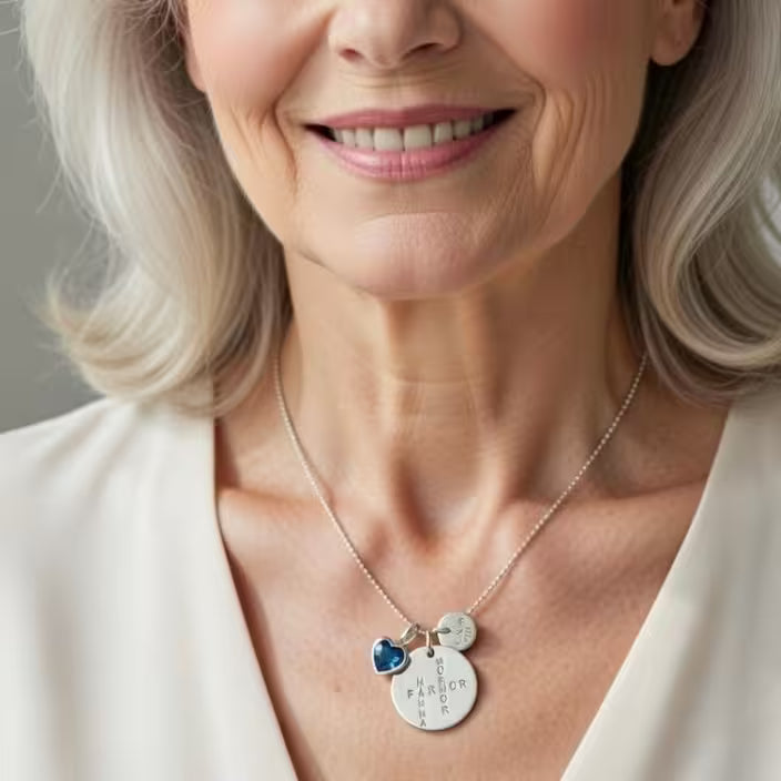 halsband med orden mamma mormor farmor som ett korsord på berlocken. Äkta silver och handgjort av Amanda Egilson i stockholm