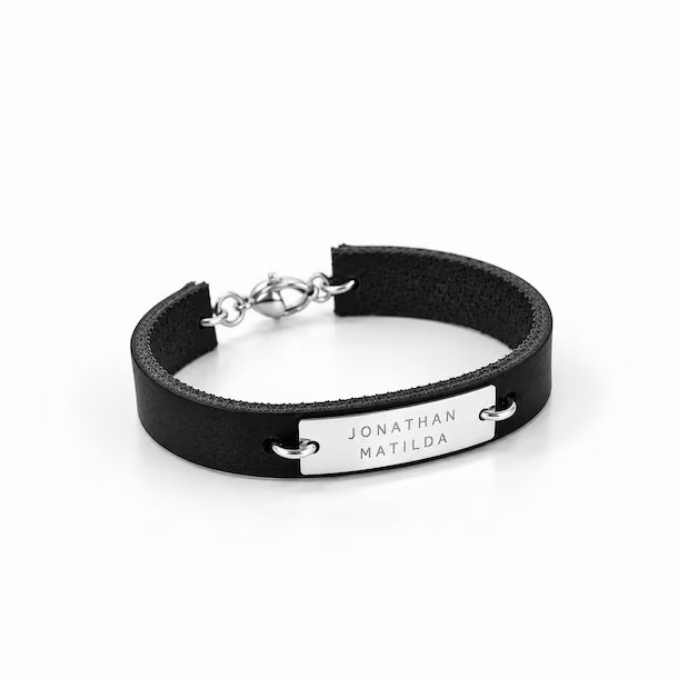 Svart läderarmband med graverad namnbricka i silver, personligt armband med namn eller egen text