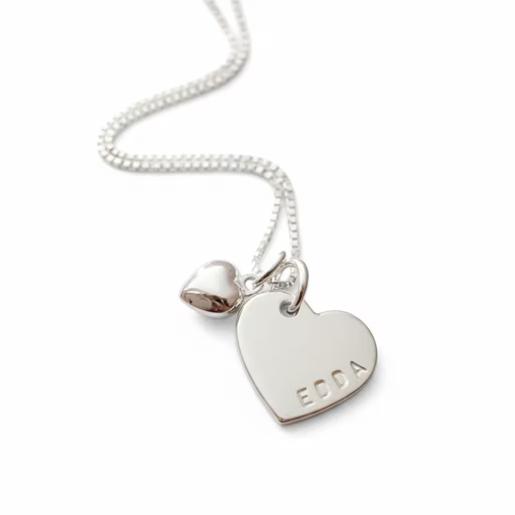 äkta silver halsband med hjärtformad namnbricka med personlig gravyr och ett hjärta som dekoration bredvid