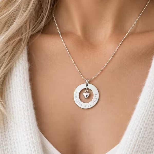 Love namnhalsband med gravyr - med plats för flera namn