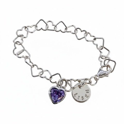 Lycka armband med namn armband och månadssten med söt länk bestående av hjärtan hela vägen runt armen och med en liten rund bricka med namn gravyr