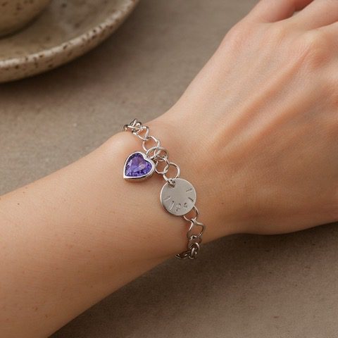 Lycka armband med namn armband och månadssten med söt länk bestående av hjärtan hela vägen runt armen och med en liten rund bricka med namn gravyr