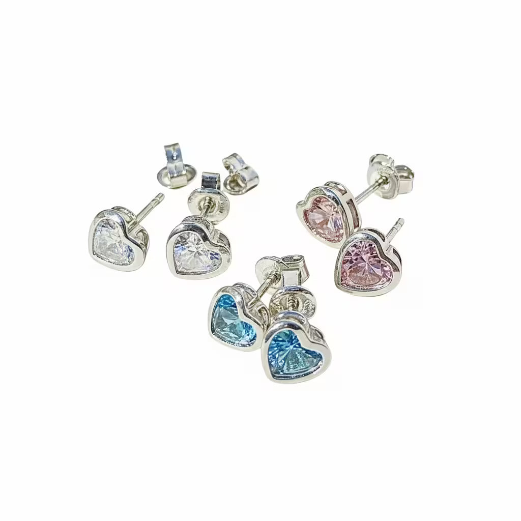 örhängen med din månadssten. Hjärtformad och äkta silver monterade på stift