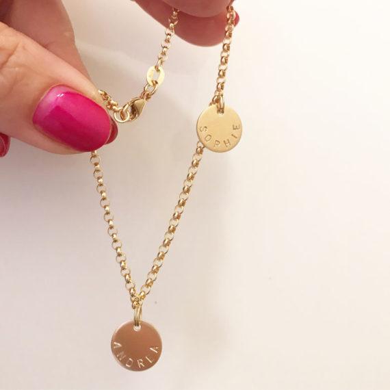 armband i äkta 18K guld med runda namnbrickor med plats för namn eller ord. Handgjort