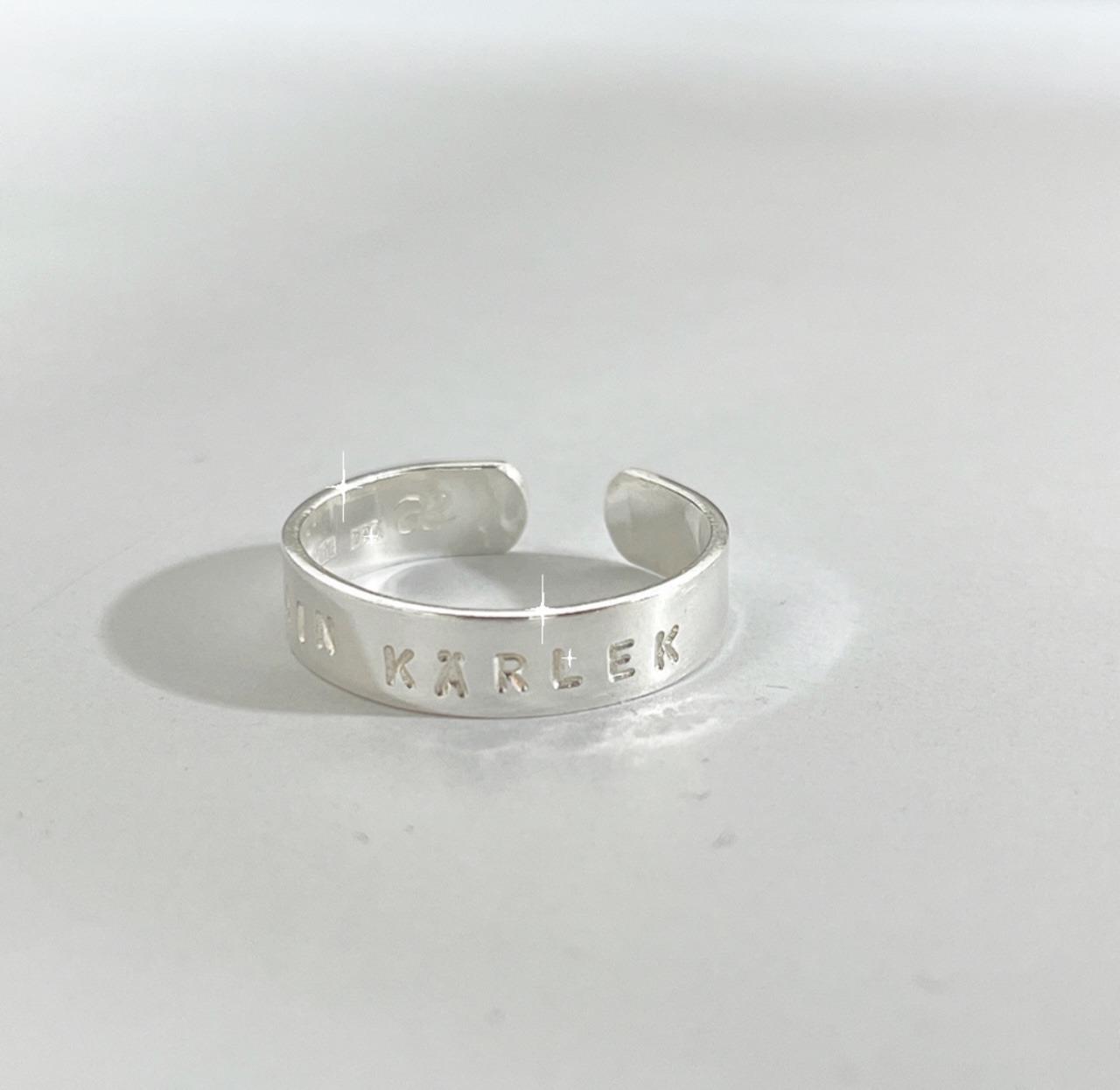 Namnring Unik - handgjord ring med gravyr - bär ditt budskap på fingret