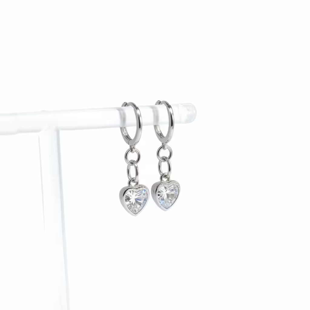 örhänge i äkta silver med hjärtformad månadssten 