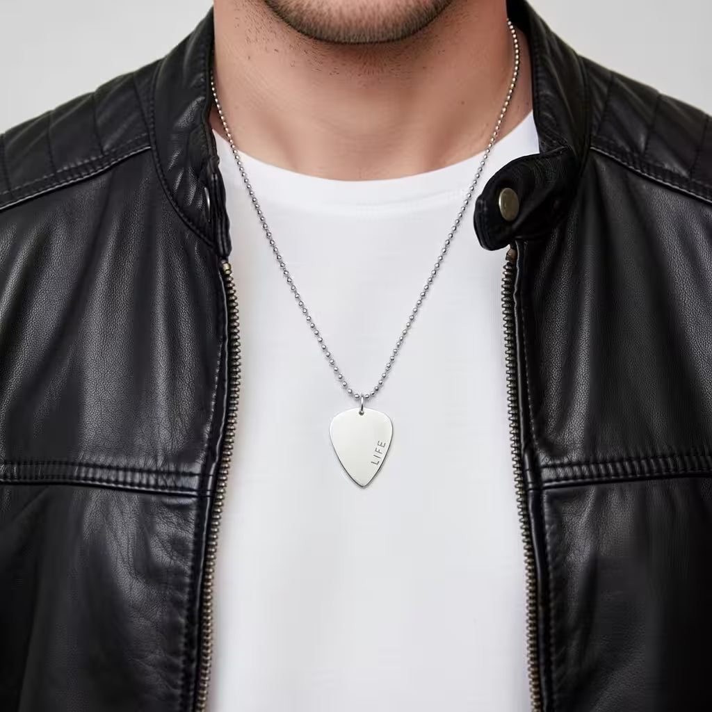 Halsband med plektrum med personlig gravyr i äkta silver. Handgjort