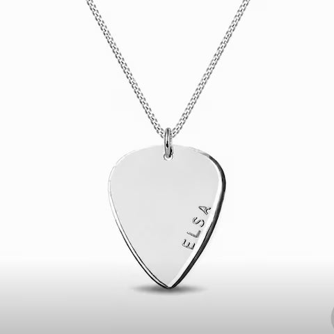 Plektrum halsband med namngravyr – handgjort i silver
