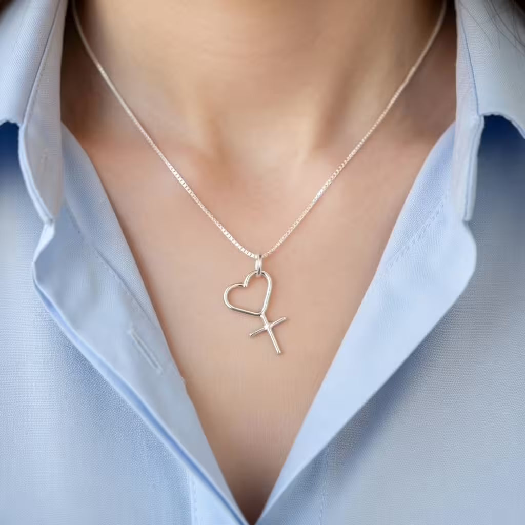 halsband med kvinnosymbol och hjärtformat huvud i äkta silver