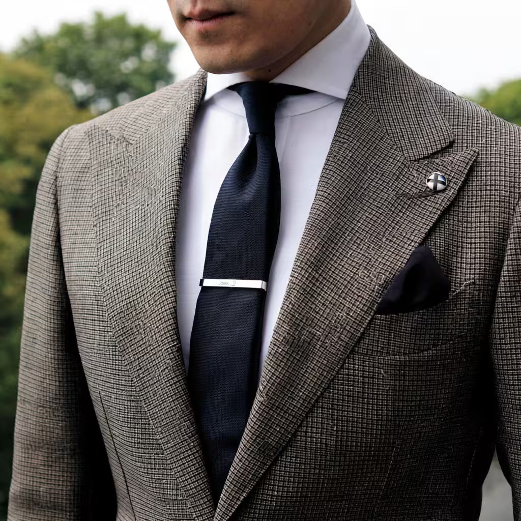 personlig slipsnål i äkta silver med gravyr eller budskap eller namn