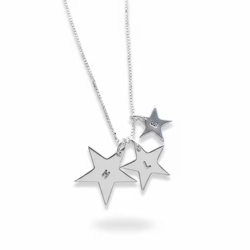 äkta silverhalsband med stjärnformade namnbrickor med initial eller namngravyr