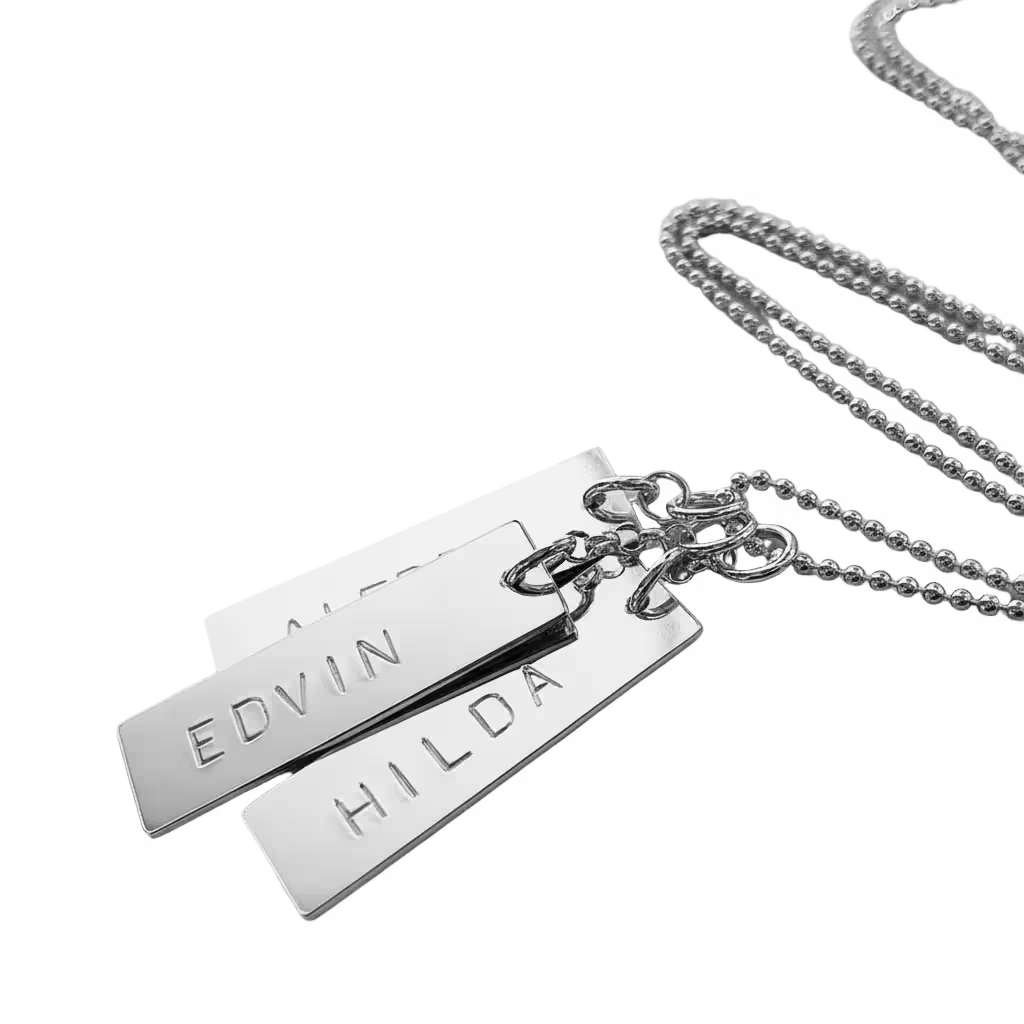 stilrent halsband med rektangulära namnbrickor i äkta silver. Handgjort med gravyr i stockholm