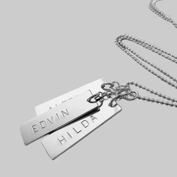 stilrent halsband med rektangulära namnbrickor i äkta silver. Handgjort i stockholm