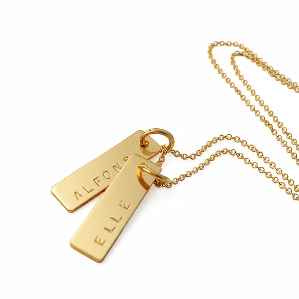 stilrent personligt halsband i äkta 18K guld med två dogtags / namnbrickor