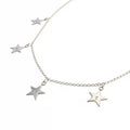personligt silverhalsband med stjärnor runt om, varje stjärna har en initial eller bokstav ingraverad