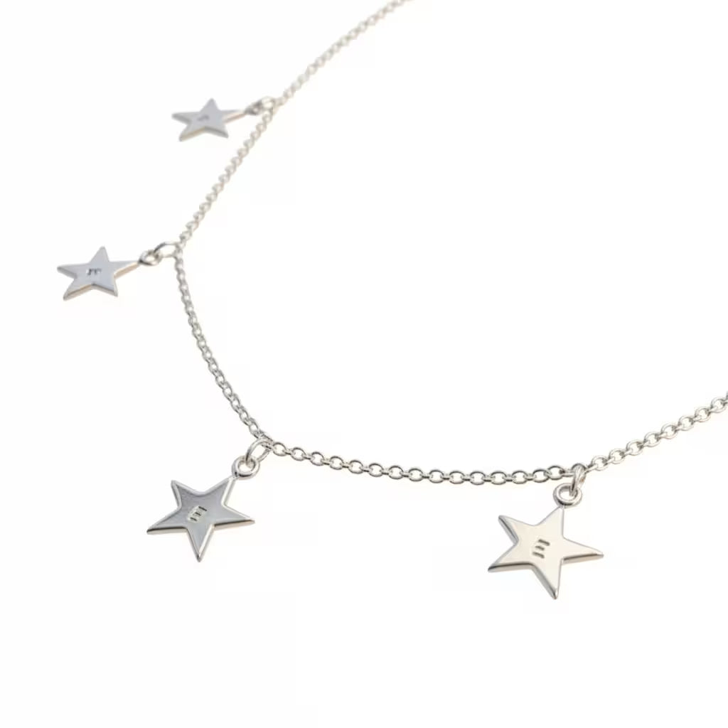 personligt silverhalsband med stjärnor runt om, varje stjärna har en initial eller bokstav ingraverad