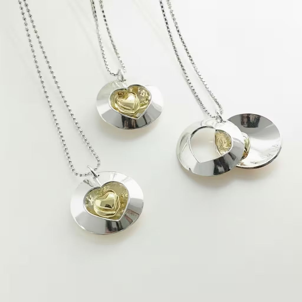 ett silverhalsband som gömmer ett vackert guldhjärta inuti. med plats för egen gravyr och personifiering