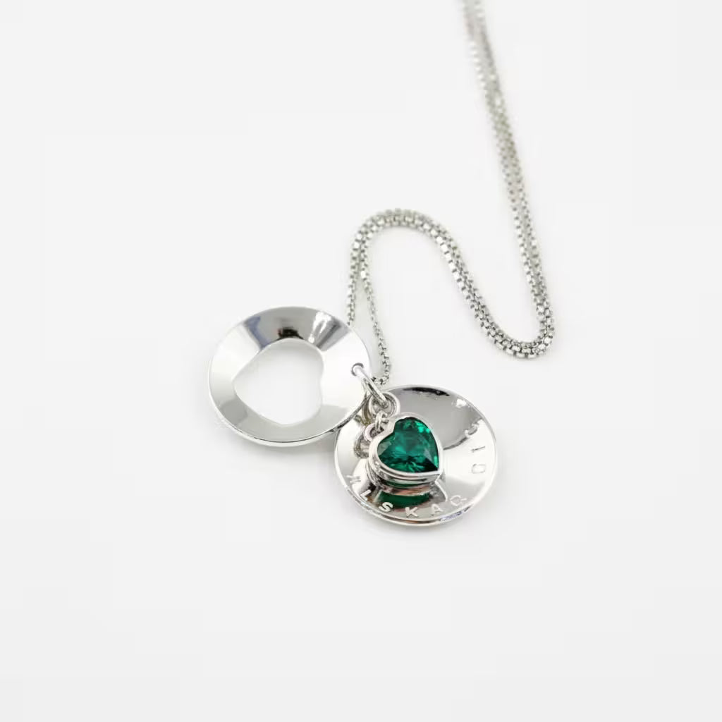 halsband i äkta silver med två graverbara runda brickor och ett månadsstenshjärta i mitten. Hjärtat syns i hålet!