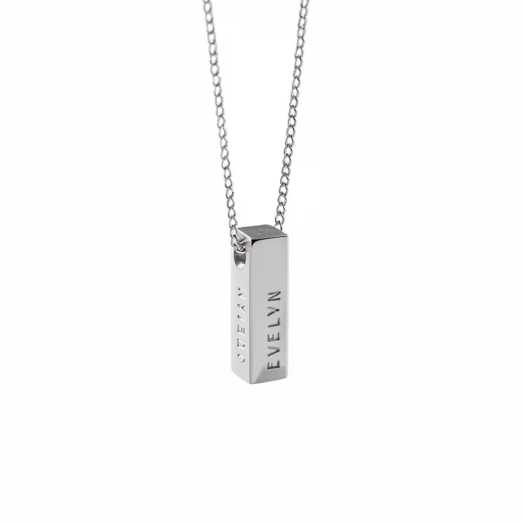 äkta silver halsband med en graverbar stavformad berlock med plats för fyra namn