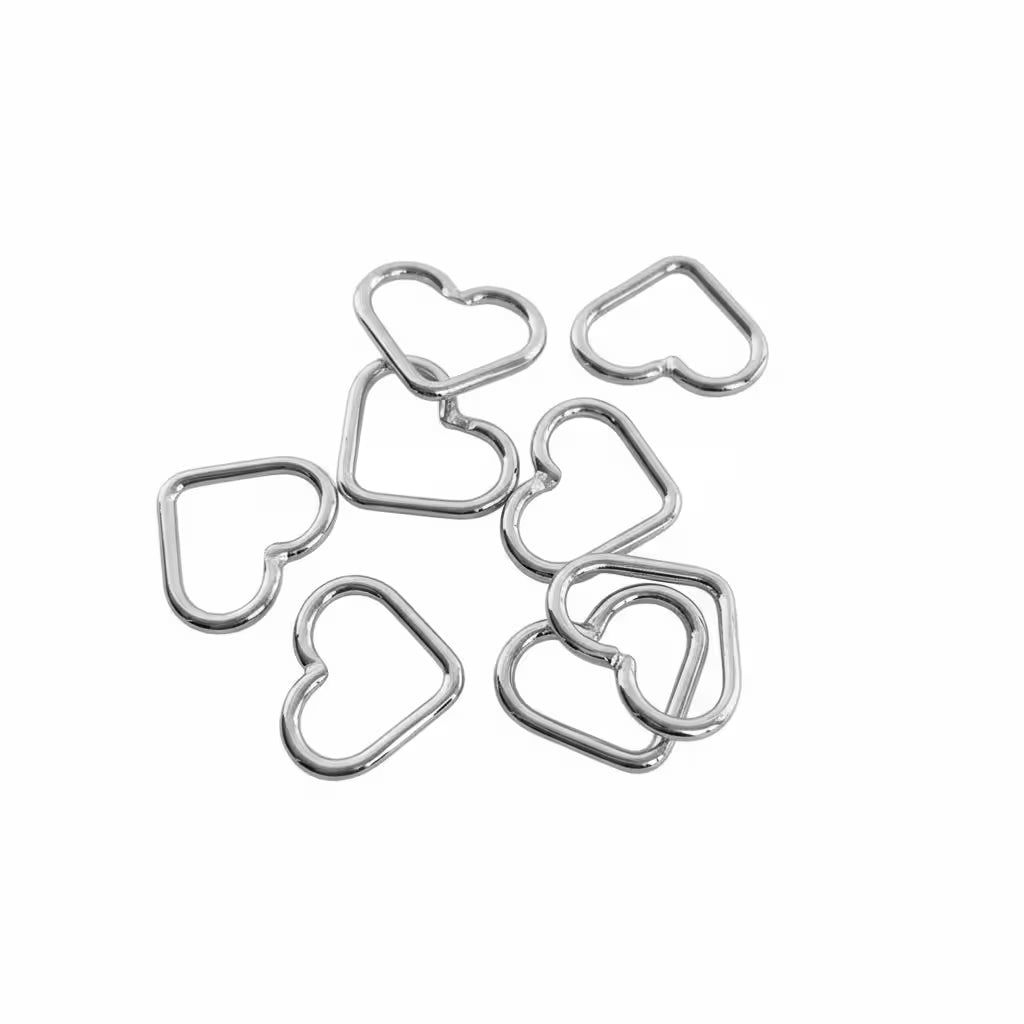 litet trådhjärta i äkta silver som är fint som tillbehör på ett silverhalsband eller armband