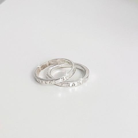 Tunn handgjord namnring i äkta silver med gravyr