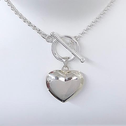 Unchain my heart - ett handgjort halsband i äkta silver med pärlor, ett stort hjärta och ett snyggt betsellås, amanda egilson