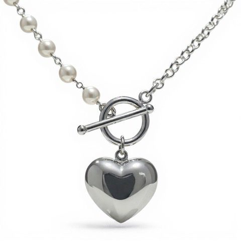 Unchain my heart - ett handgjort halsband i äkta silver med pärlor, ett stort hjärta och ett snyggt betsellås, amanda egilson