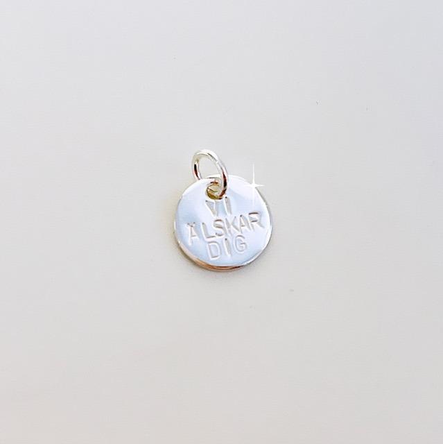 Rund liten namnbricka med texten Vi älskar dig i äkta silver